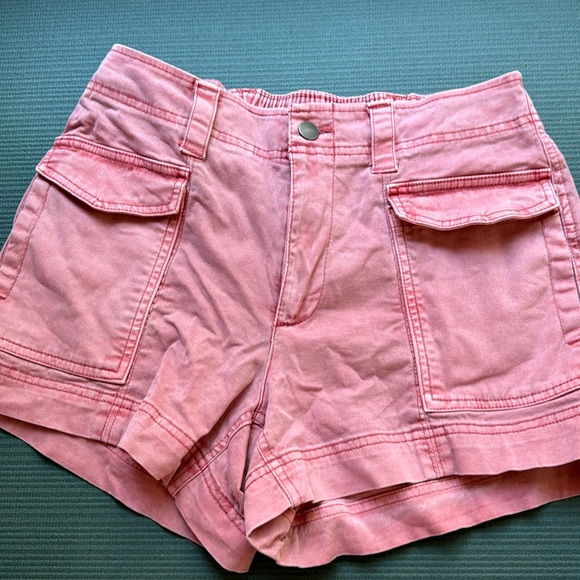Old Navy women’s cargo shorts size small.  Excellent used condition - Picture 1 of 2